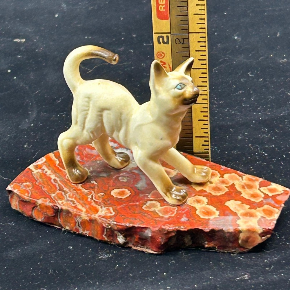 Vintage Siamese Cat Mini Figurine on Red Stone Slab Mid Century Home Decor - Picture 14 of 14